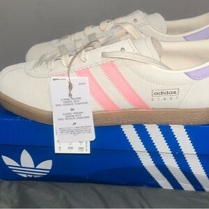 Adidas Women's Cream and Pink Stadt Sneakers